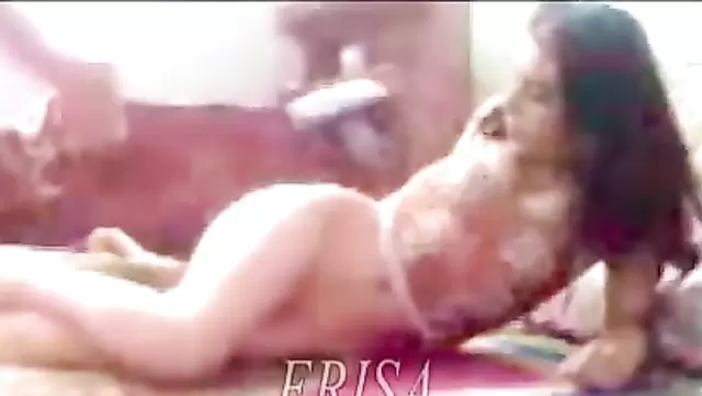 Esmer güzellik, Tajik aletine boşalmanın tadını çıkarıyor.